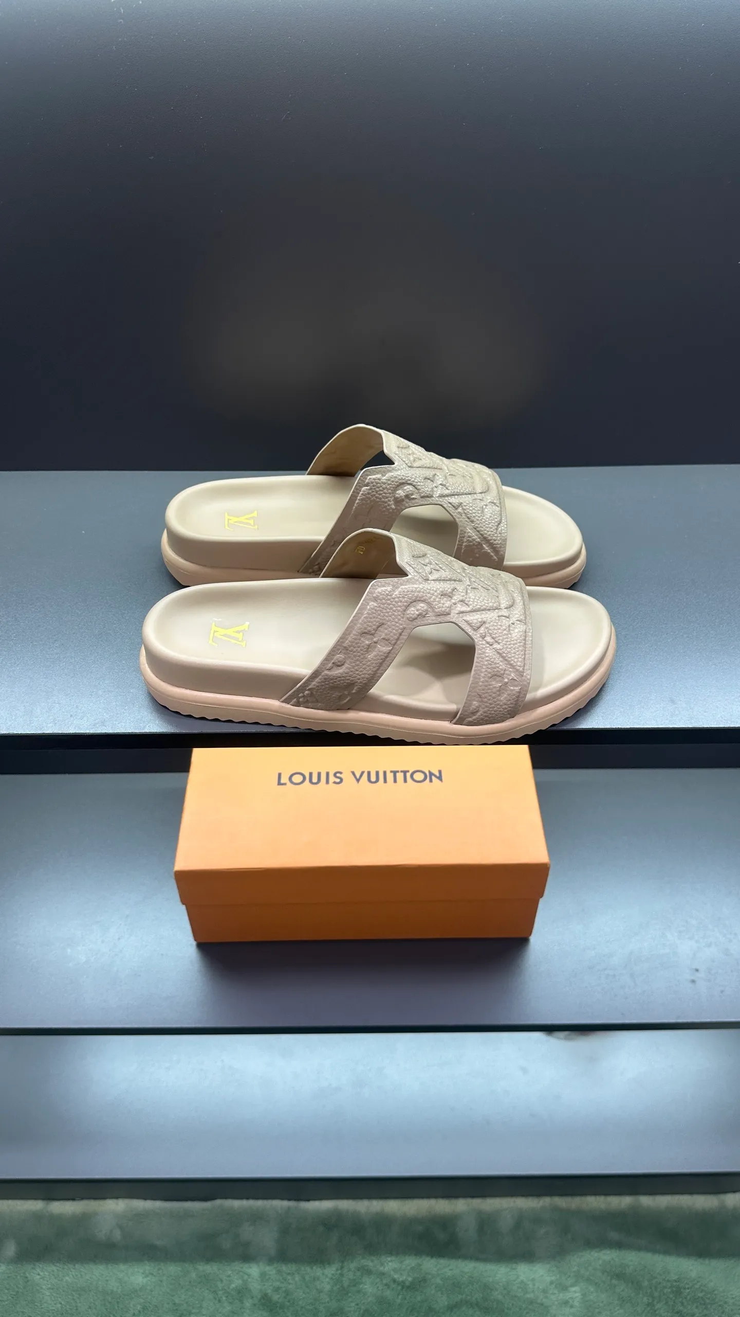 P320 🔍LV Men's Spring and Summer Slippers Counter Synchronization. The uppers are imported cowhide fabric from Italy, with logo graphics and high-quality craftsmanship. The soles are: original soles specially provided by the original factory. The exclusive movable molded soles are super comfortable. The original factory follows the order. 🔍🔍High quality. You can enter and leave the counter at will. Welcome to compare. Code number 38-45 No. 058